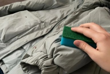 Насыпаю на куртку и растираю – вещь, будто с магазина: без стирки и глажки ИА SevastopolMedia