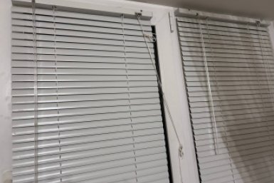 Пыль с жалюзи по одной планке больше не вытираю: надеваю носок на руку — и окно чистое за 5 минут