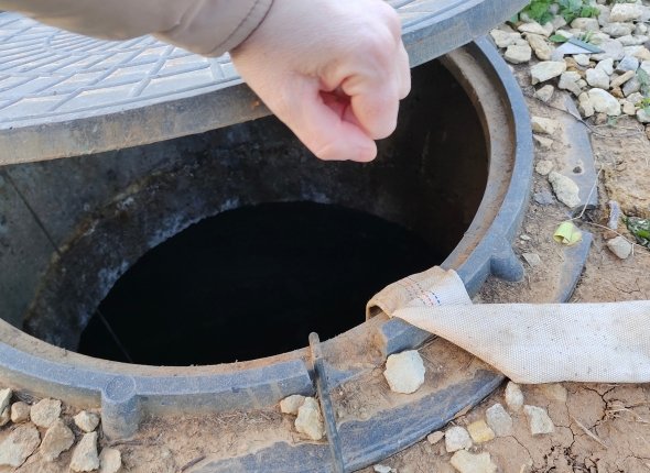 3 литра раствора в яму — и через две недели органика переработана, а вода ушла: простой дачный лайфхак