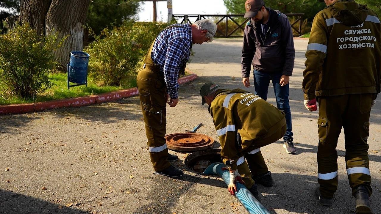 Специалисты обследуют ливневку Администрация Керчи